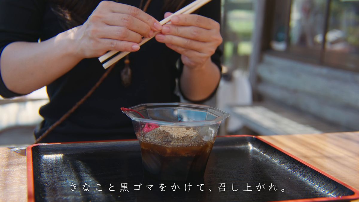 黒ゴマをふりかける手元