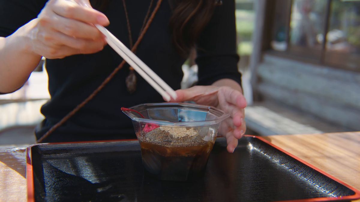 箸でところてんを混ぜる