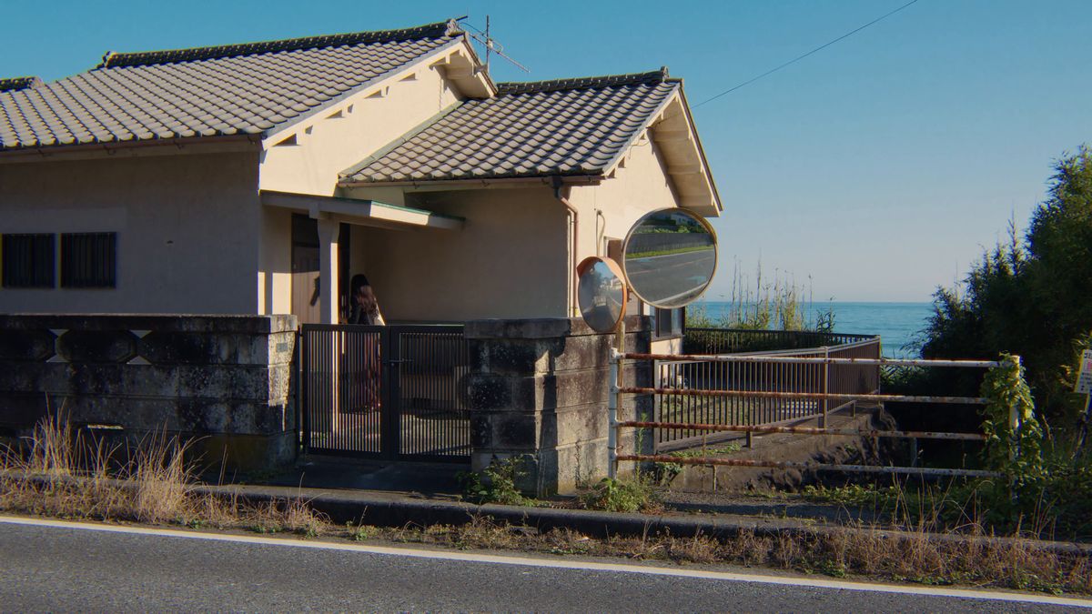 カーブミラーの向こうに海が見える海辺の家