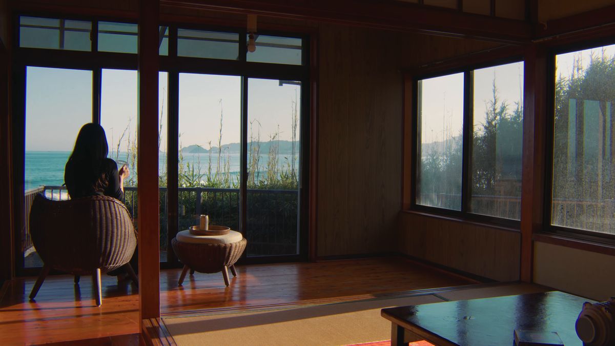 籐の椅子に座って海を眺める後ろ姿