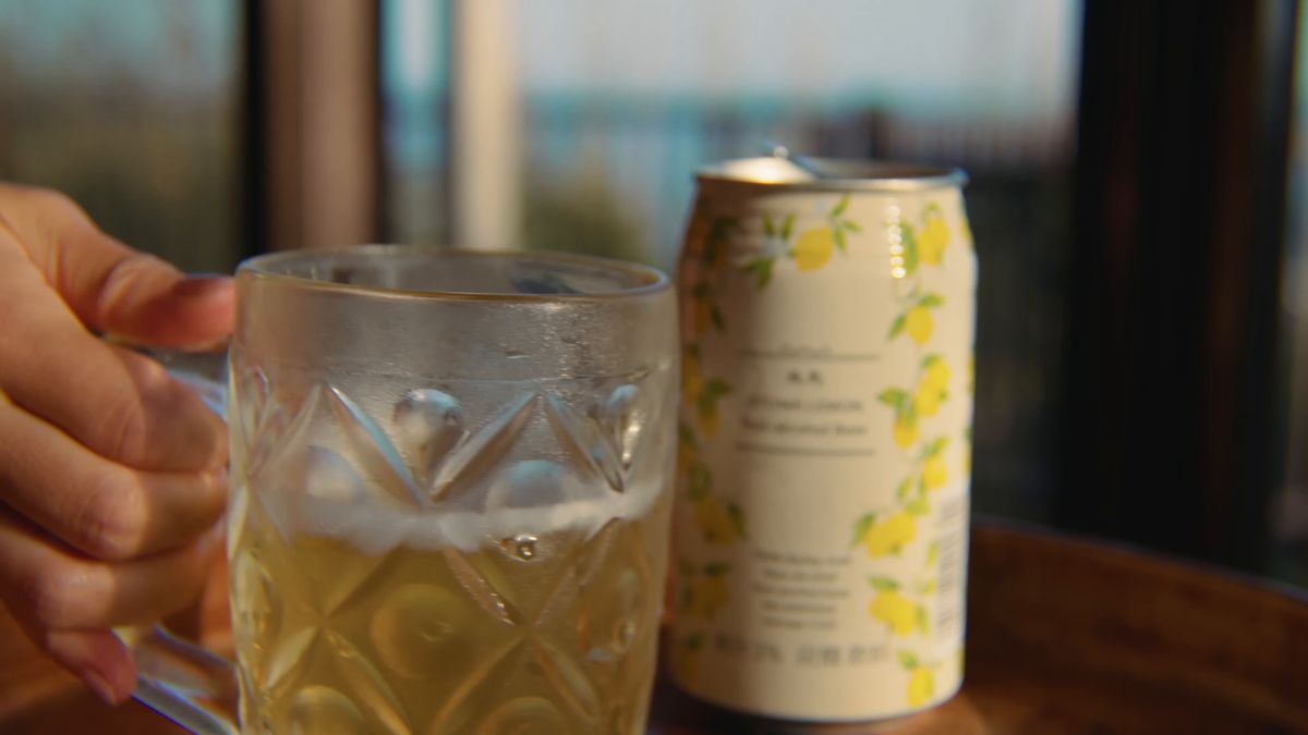 レモン柄の缶とグラス