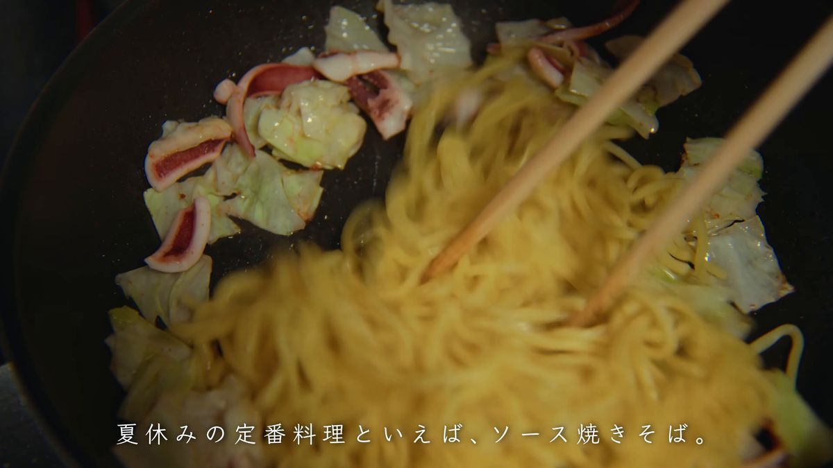 イカとキャベツ、麺を炒めるフライパン