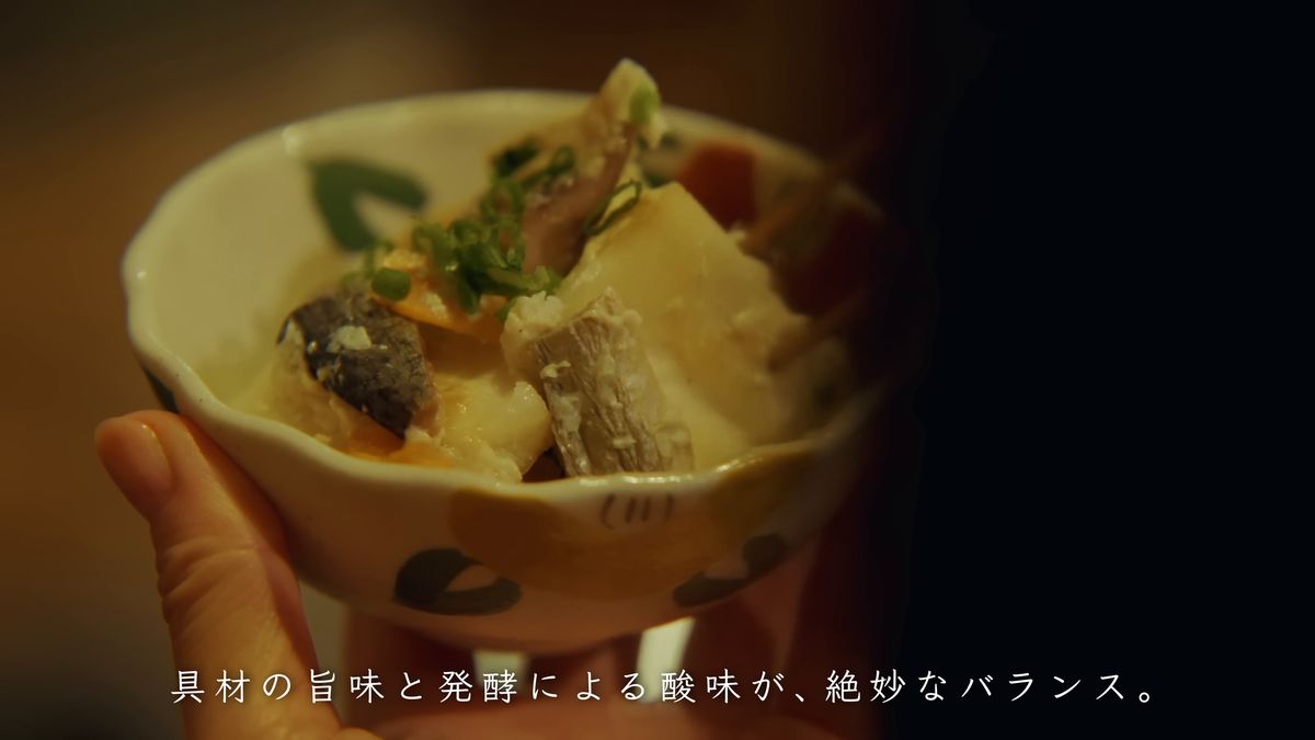 大根寿司の器を手に取る