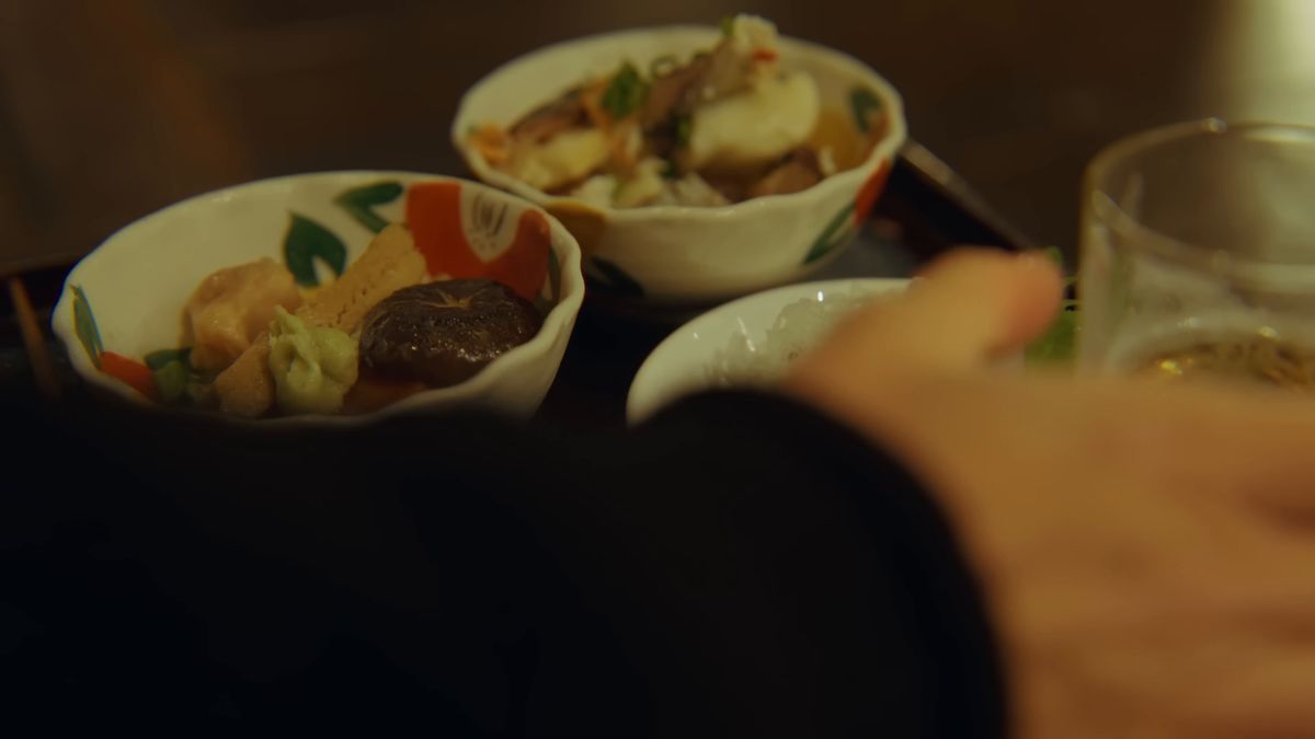 膳に手を伸ばす