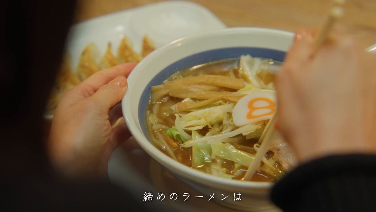 らーめんの丼を手に