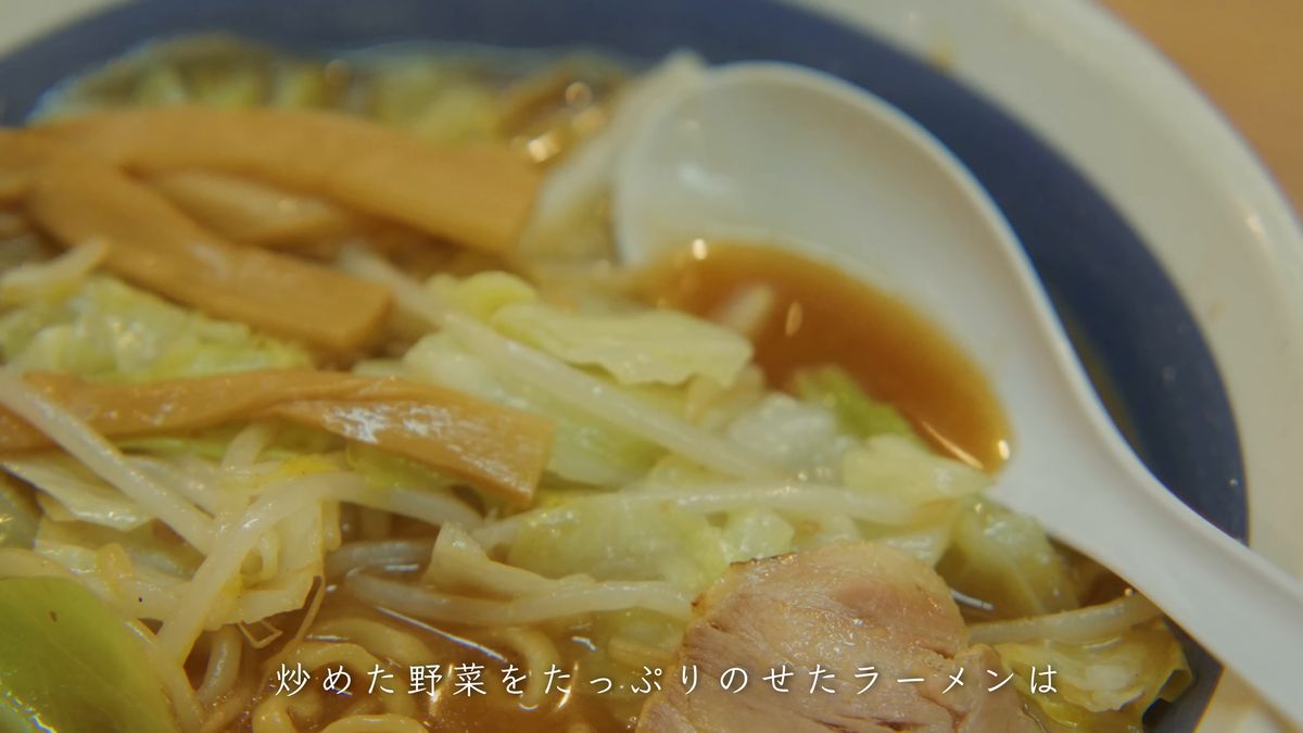 炒めた野菜とメンマ、スープに沈むレンゲ