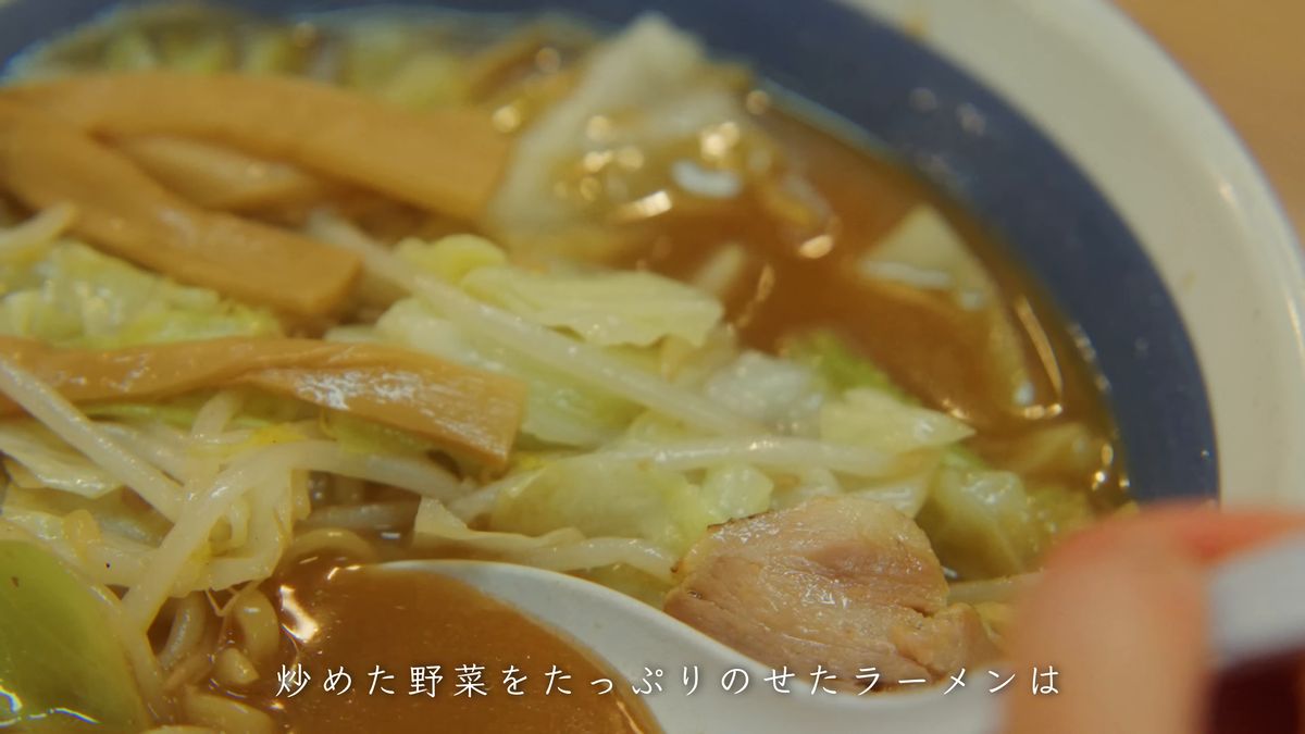 炒め野菜の下からのぞくちぢれ麺