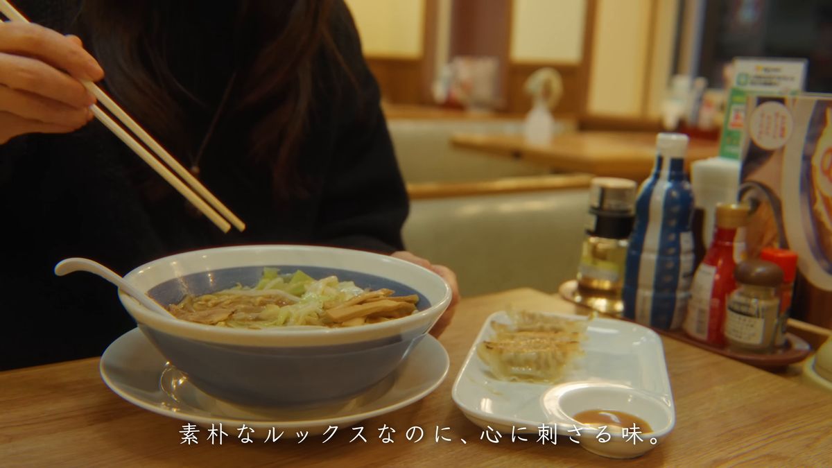 テーブル席でらーめんをすする