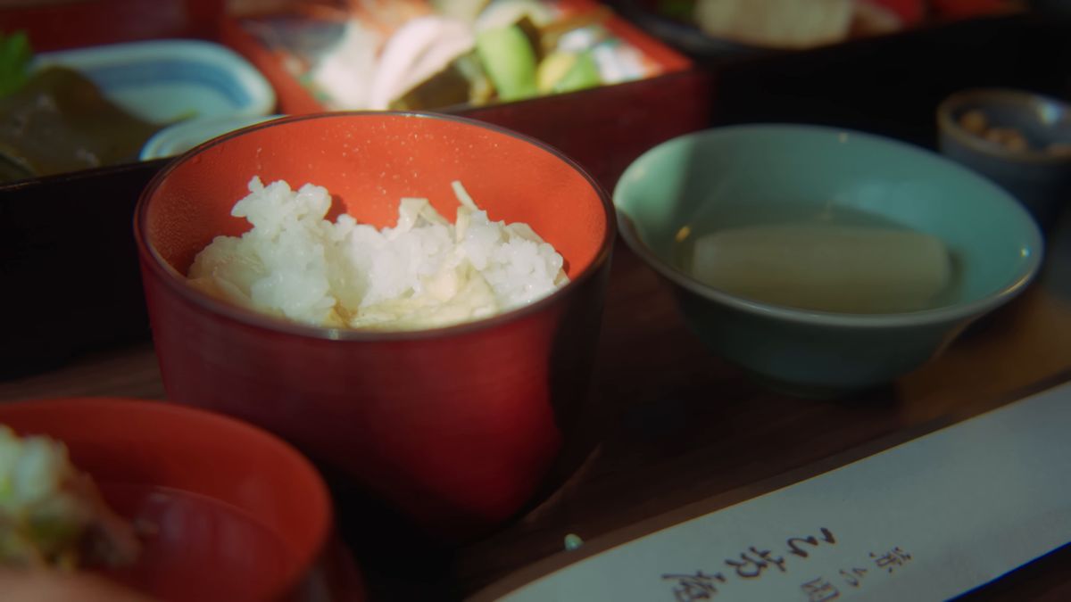 赤い椀のご飯と、青い小鉢