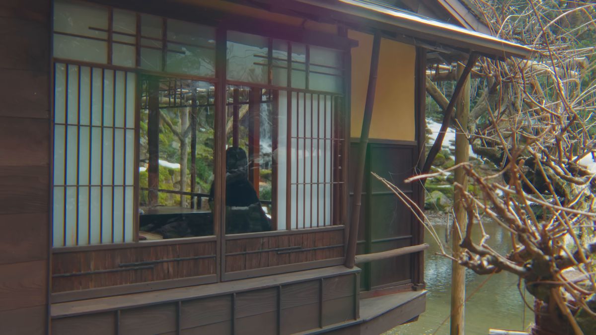 池のほとりの茶店の窓辺に座る