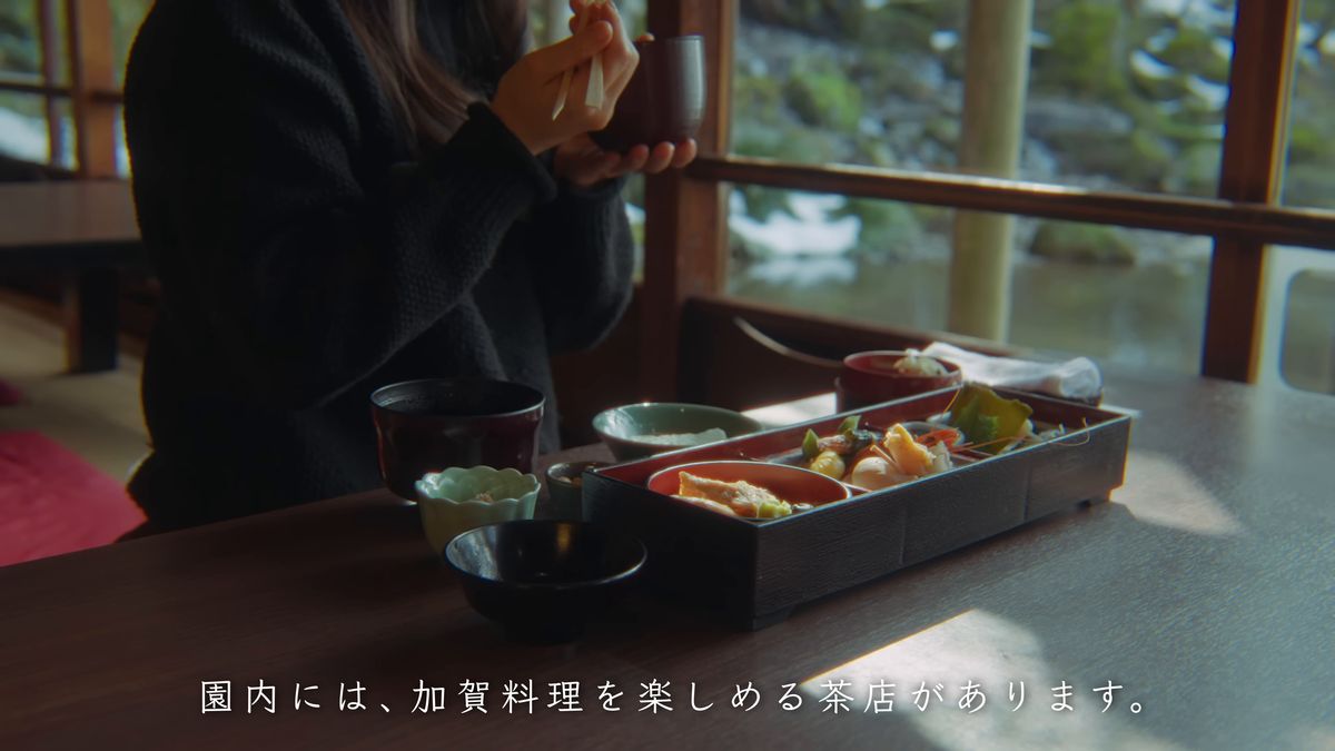 窓辺の席で朝の膳をいただく
