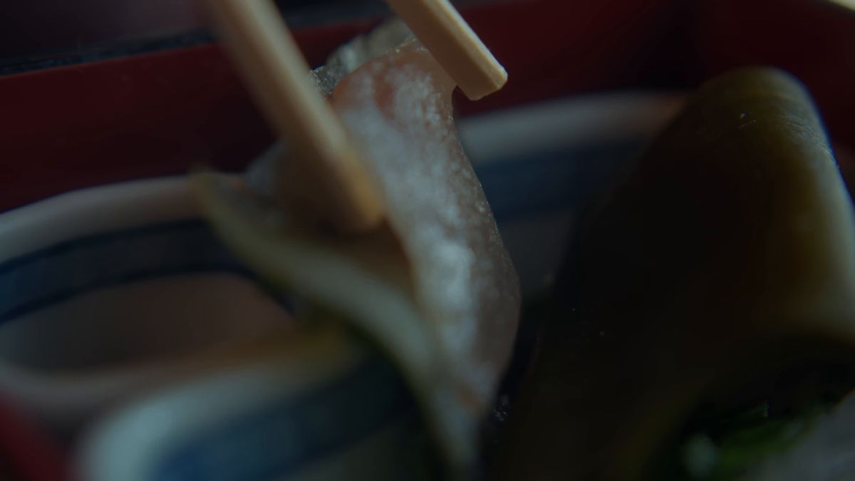 さわらの昆布じめを箸でつまむ