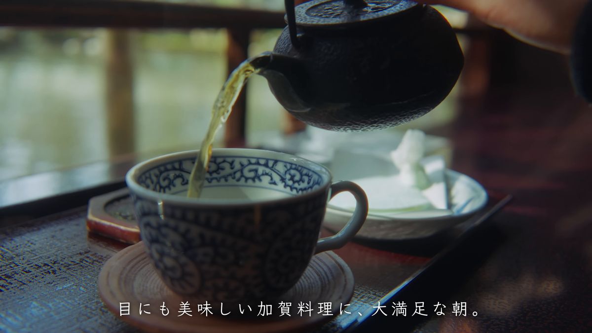 鉄瓶から紅茶をカップに注ぐ