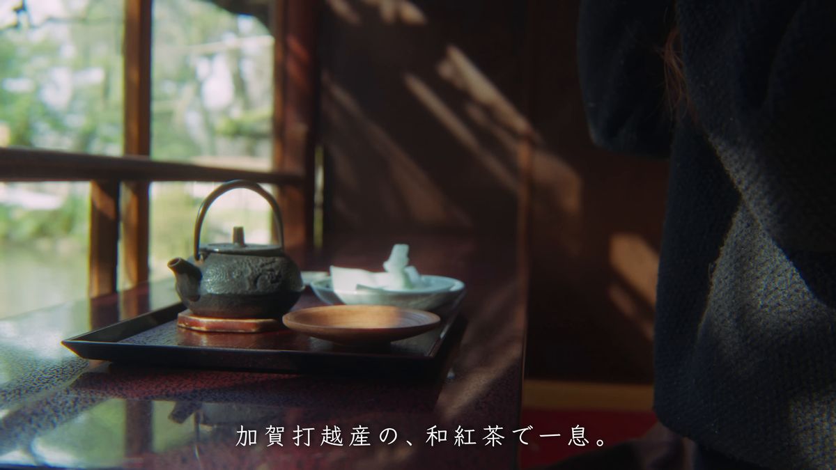 窓辺の鉄瓶と茶の盆