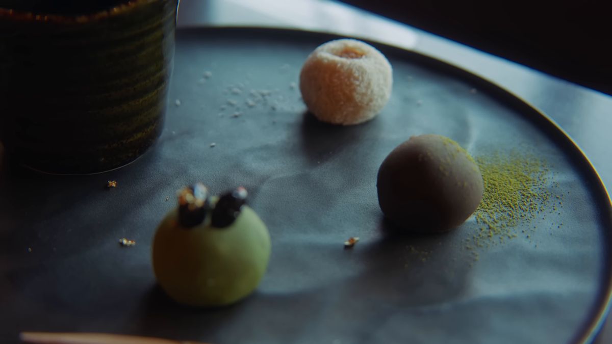 黒い皿にのった三つの和菓子