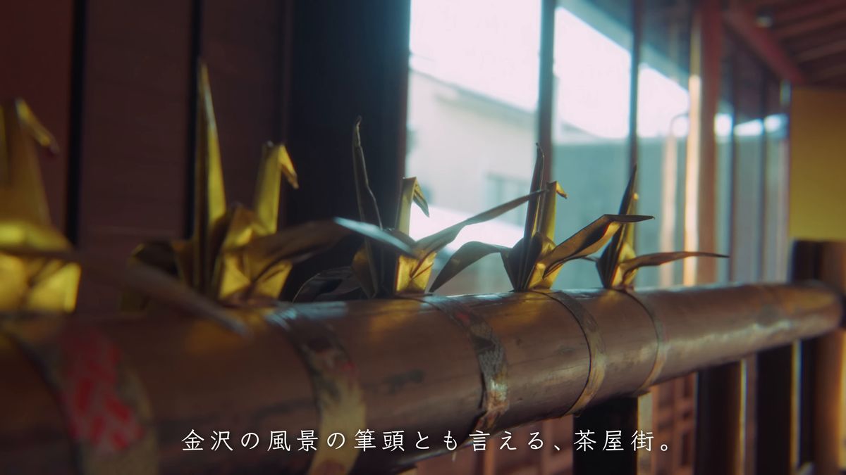 金色の折り鶴が並ぶ欄干