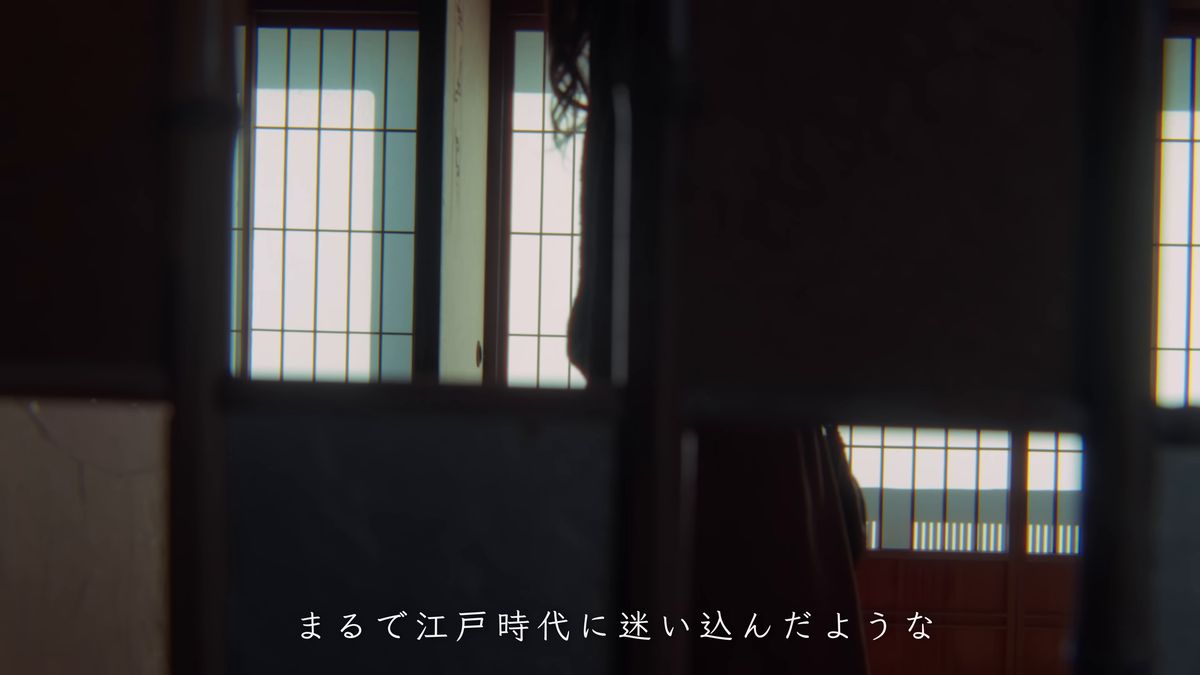 格子窓から光が差す薄暗い部屋