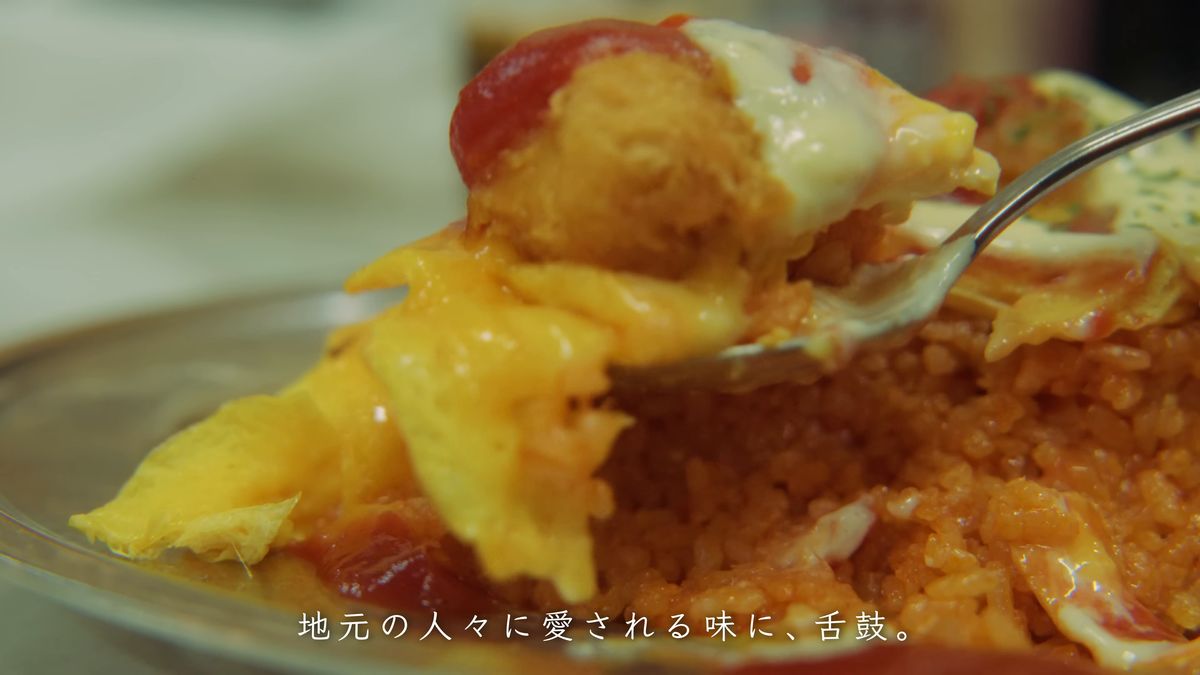 スプーンでフライと卵をすくう