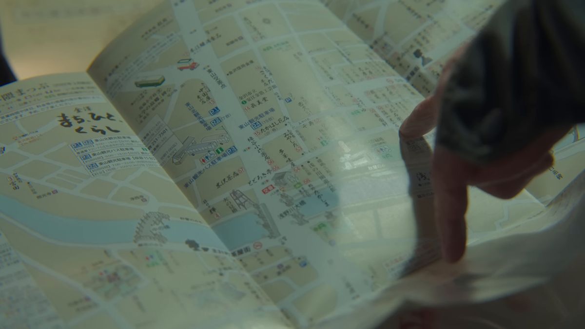 町歩きの地図を広げる