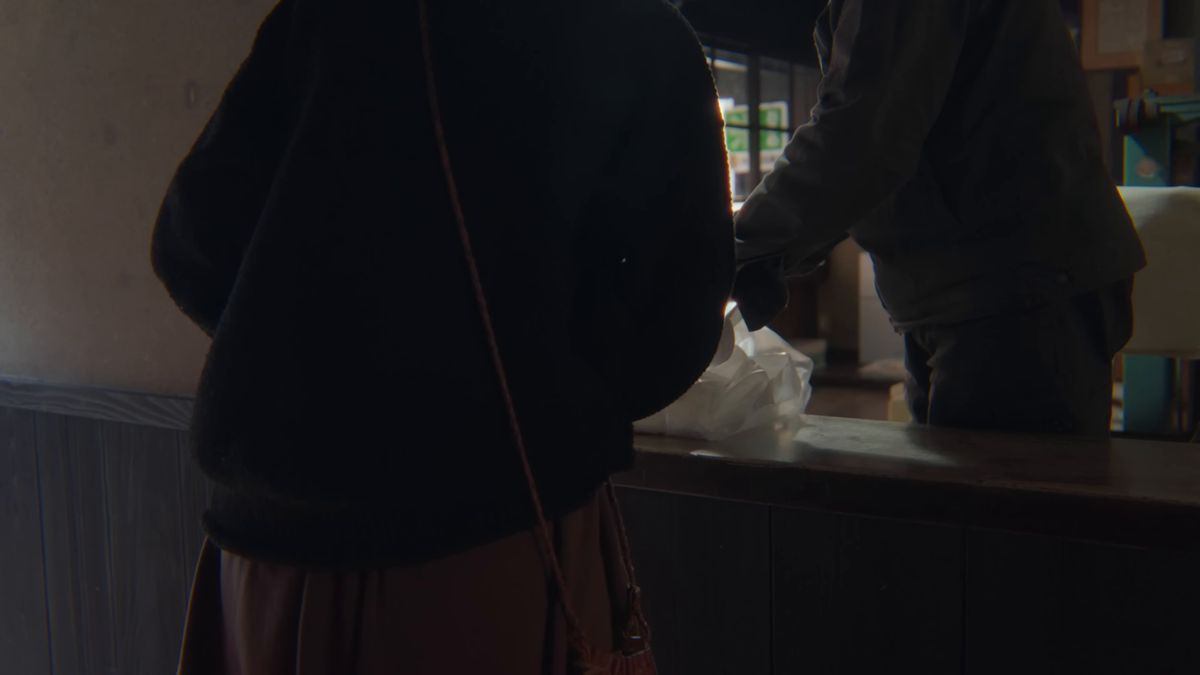米穀店のカウンターで
