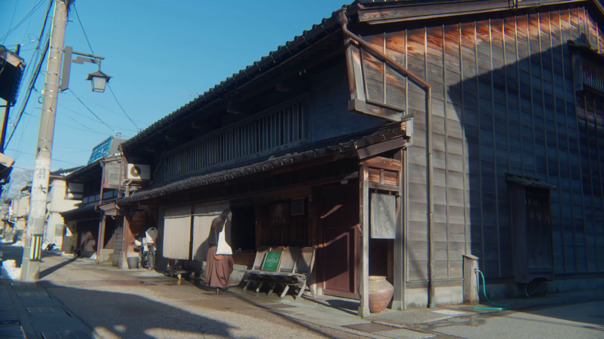 冬晴れの空の下の古い木造の麹屋