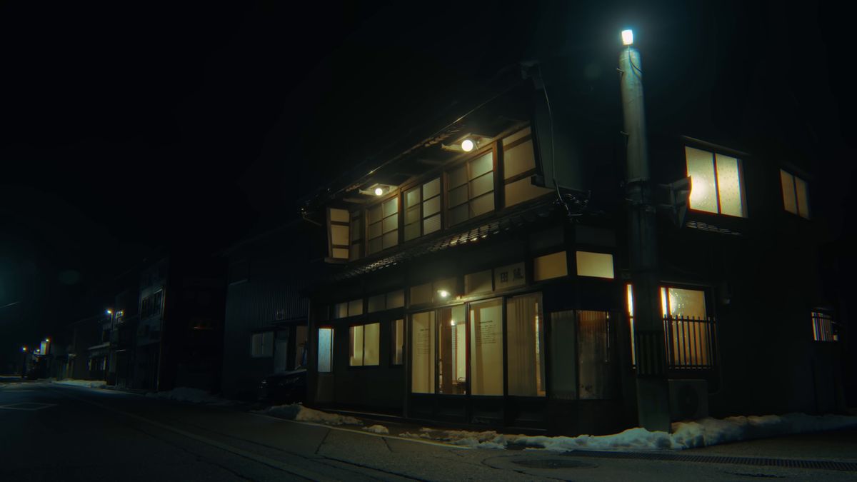 夜の町家に灯る明かり