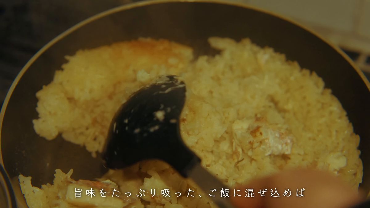 ご飯を大きく混ぜ返す
