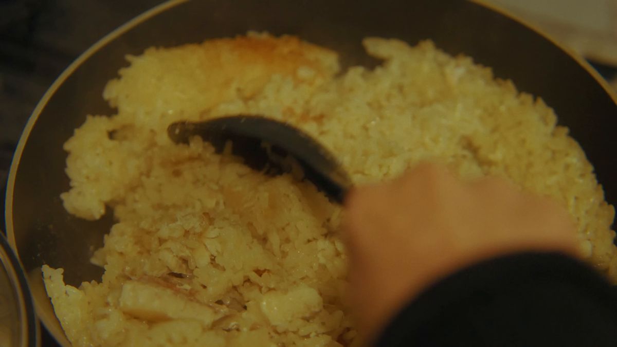 鍋の中の炊き込みご飯をならす