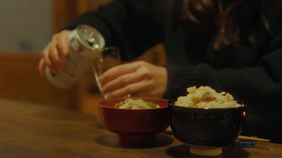 ノンアルコールビールを注ぐ、めった汁と炊き込みご飯の夕食