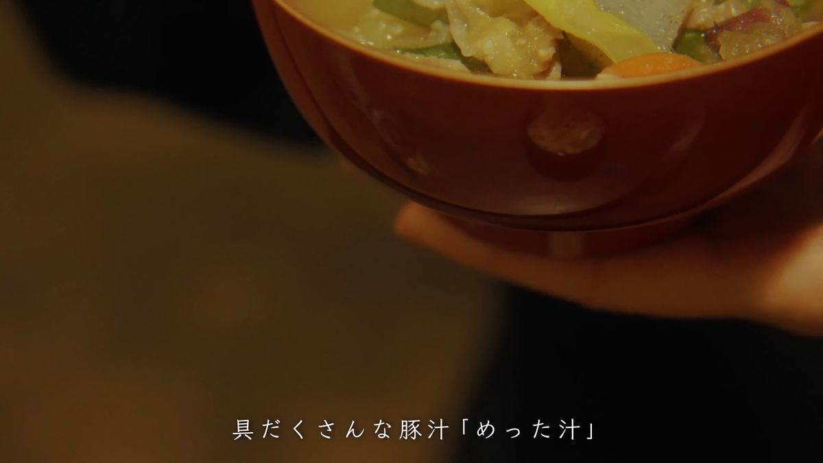 手に持った朱色の汁椀