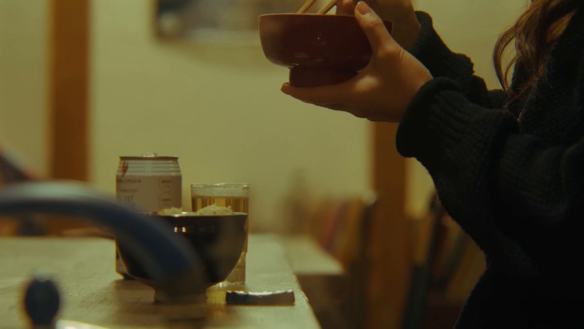 汁椀を手に、奥にノンアルコールビールの缶とグラス
