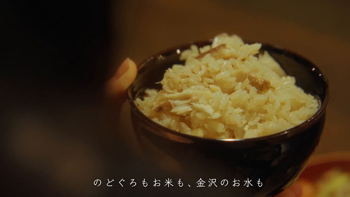 茶碗に盛った炊き込みご飯