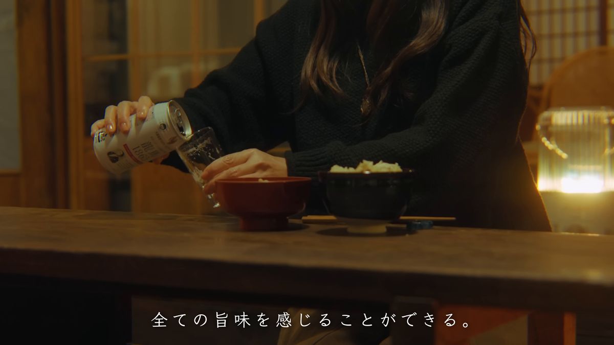 グラスにノンアルコールビールを注ぐ