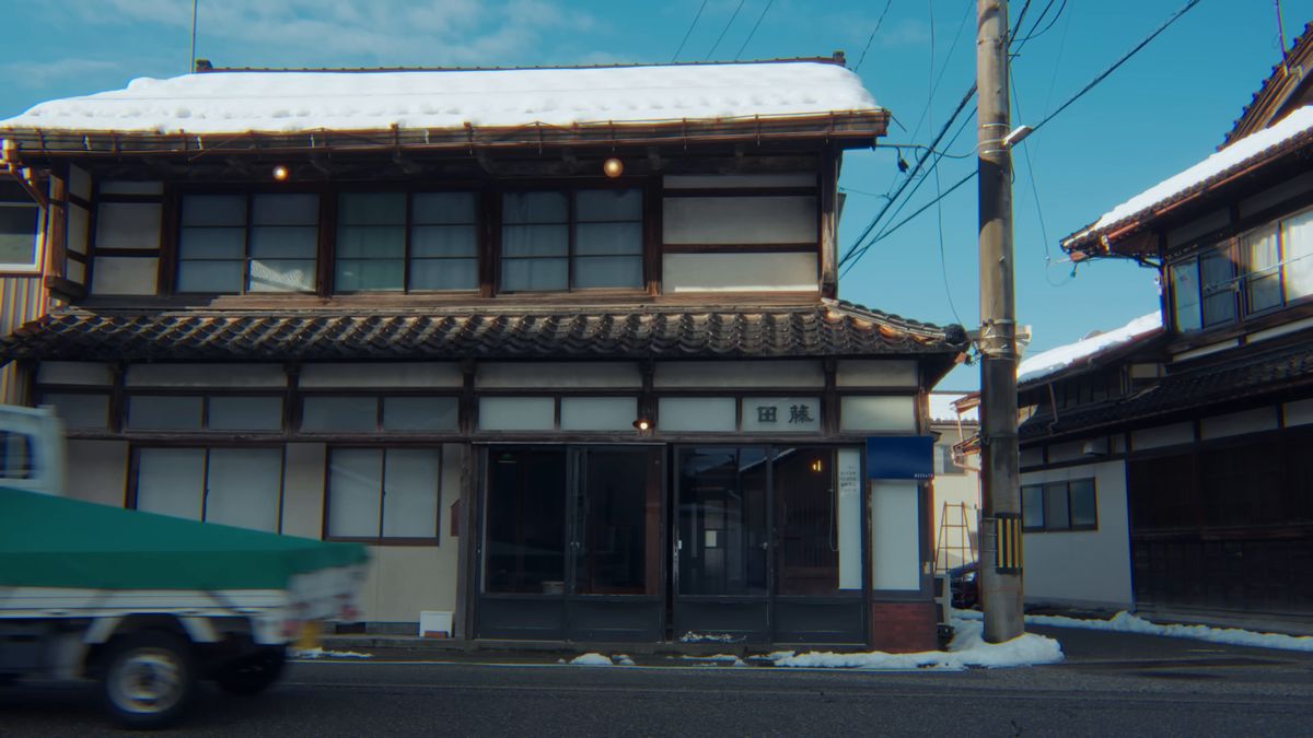 冬晴れの朝の、二階建ての町家