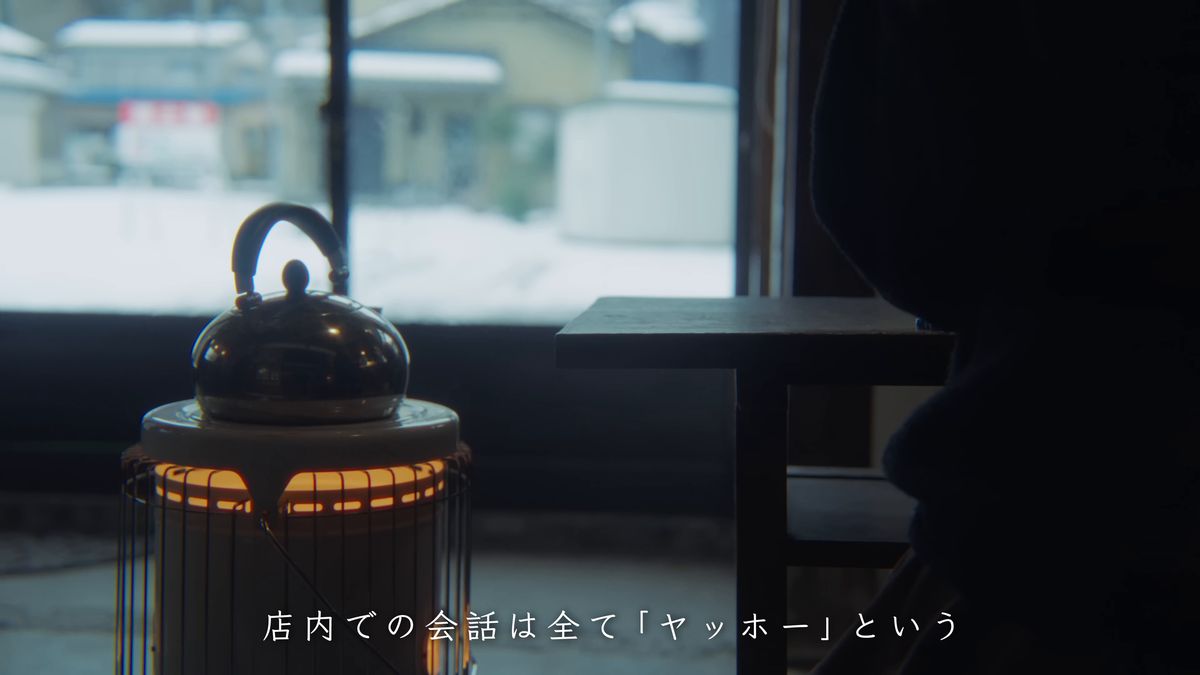 雪景色の窓辺の石油ストーブとやかん