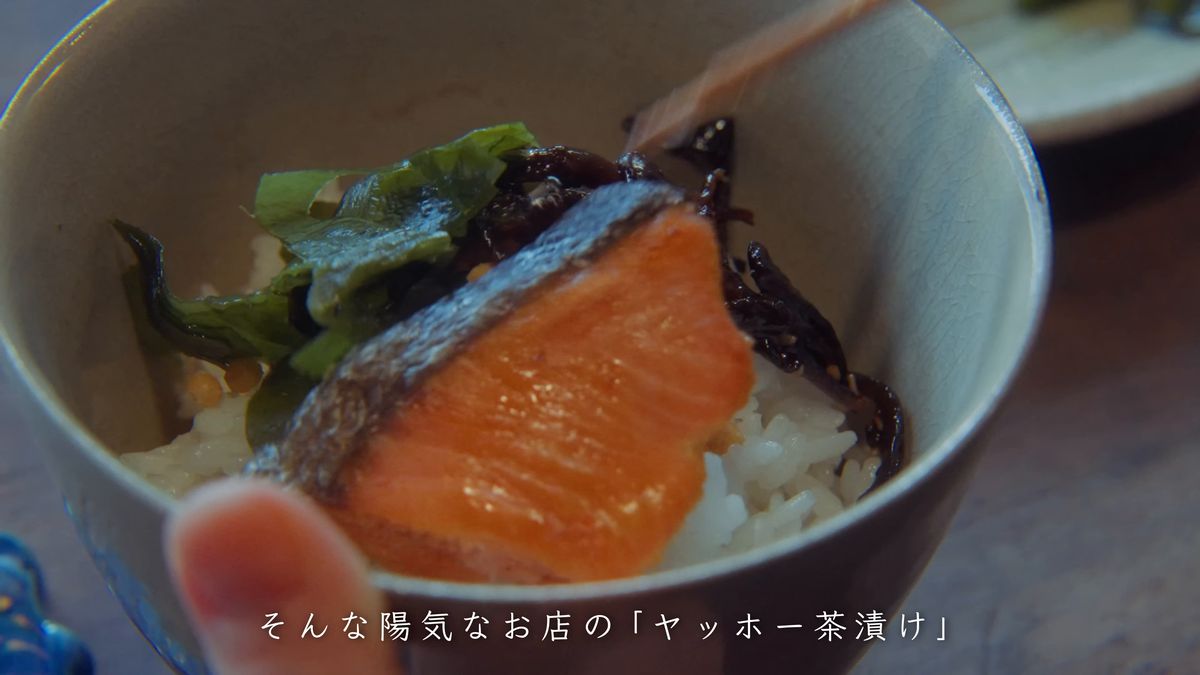 ご飯に鮭とわかめ、昆布をのせる