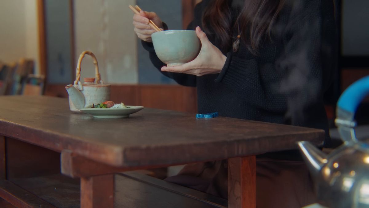 茶碗を手にお茶漬けを食べる