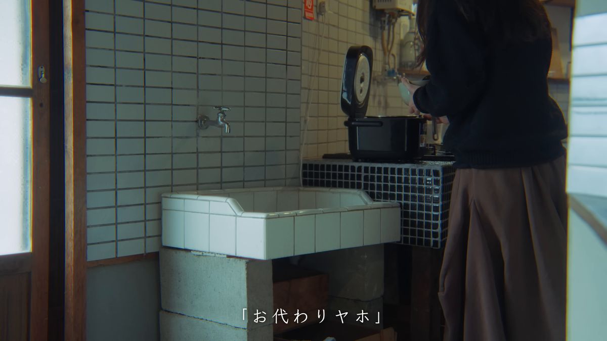 台所でご飯をお代わりする