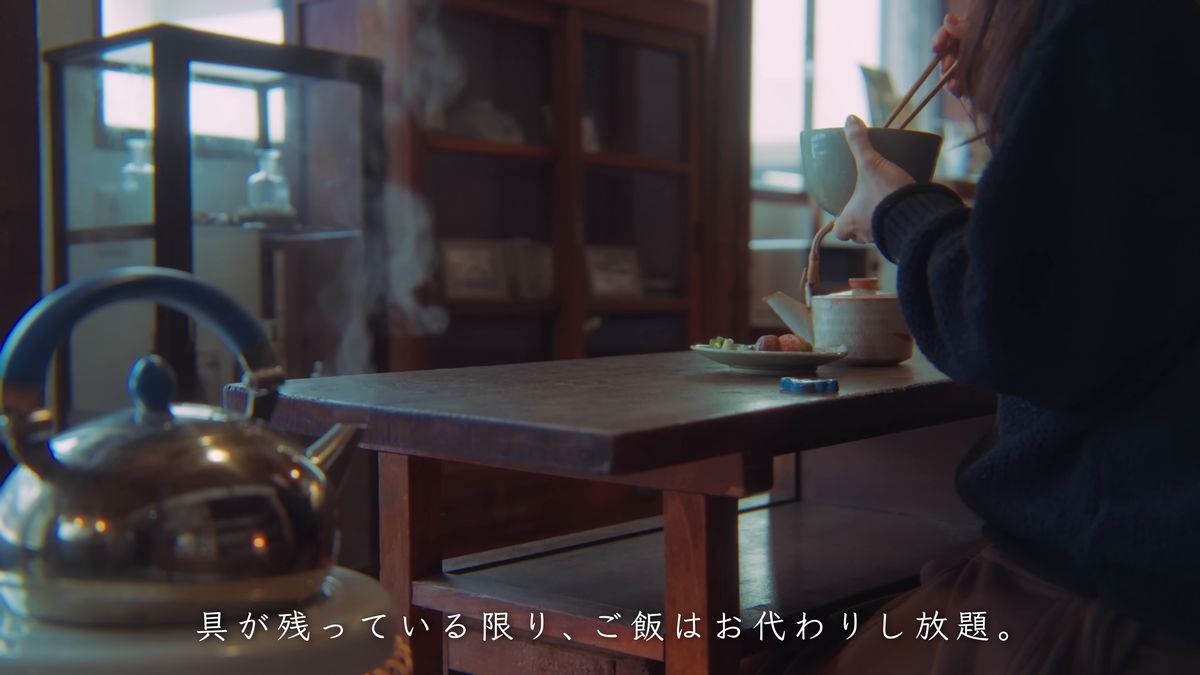 湯気の立つ食卓で、お代わりの一杯