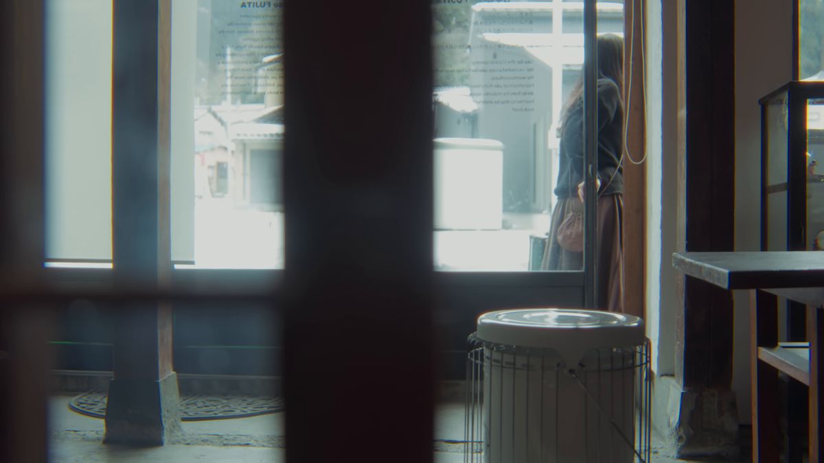 格子越しに見える戸口の後ろ姿