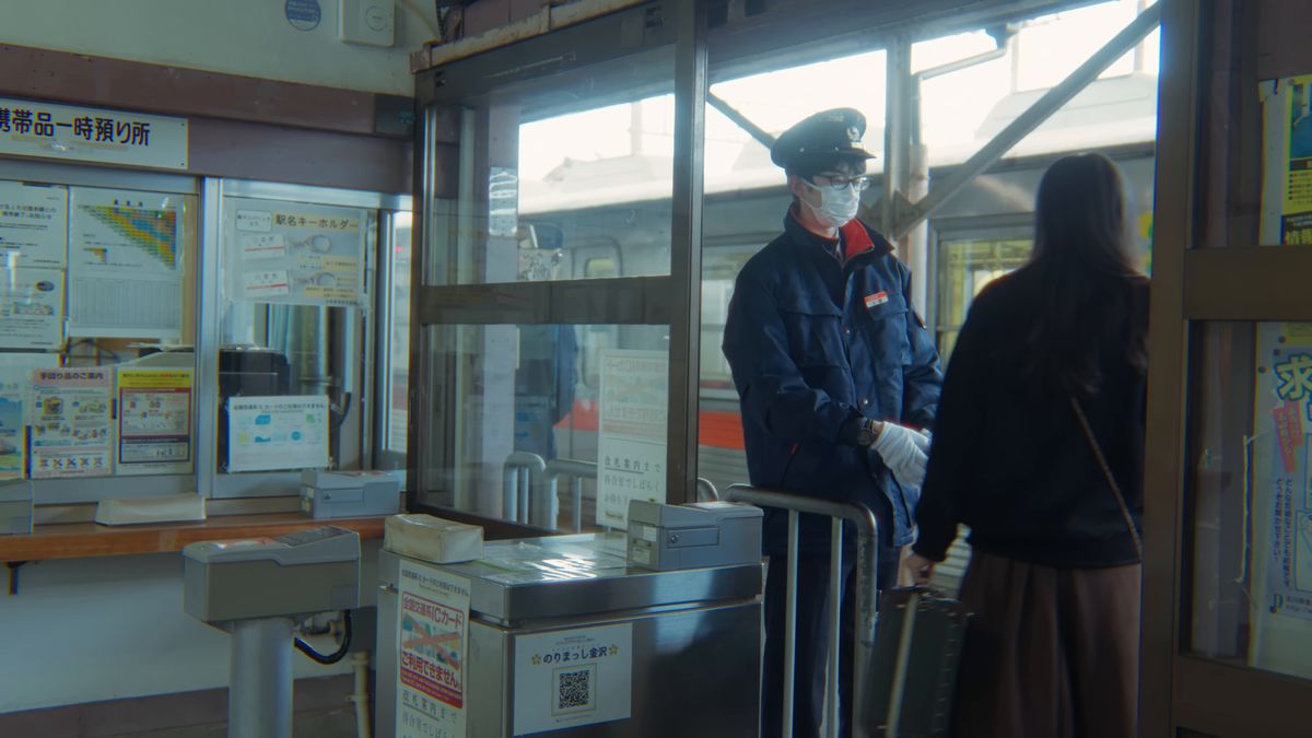 改札を通る後ろ姿