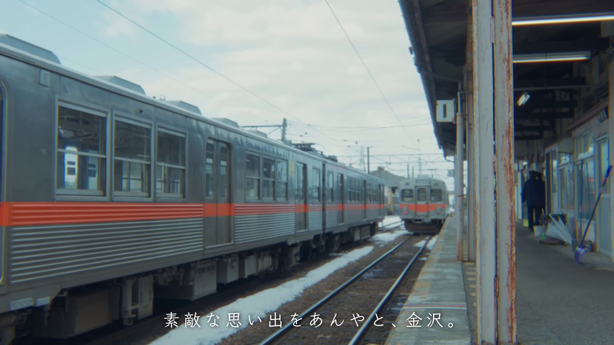 鶴来駅のホームに並ぶ電車