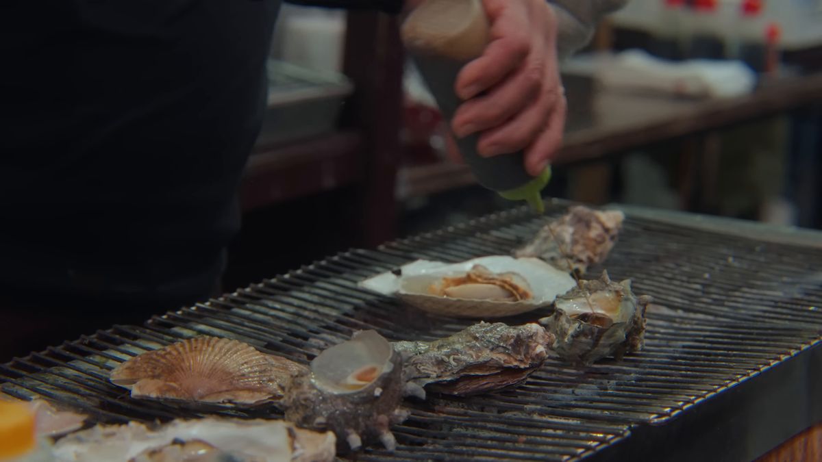 網の上で焼かれる牡蠣と帆立