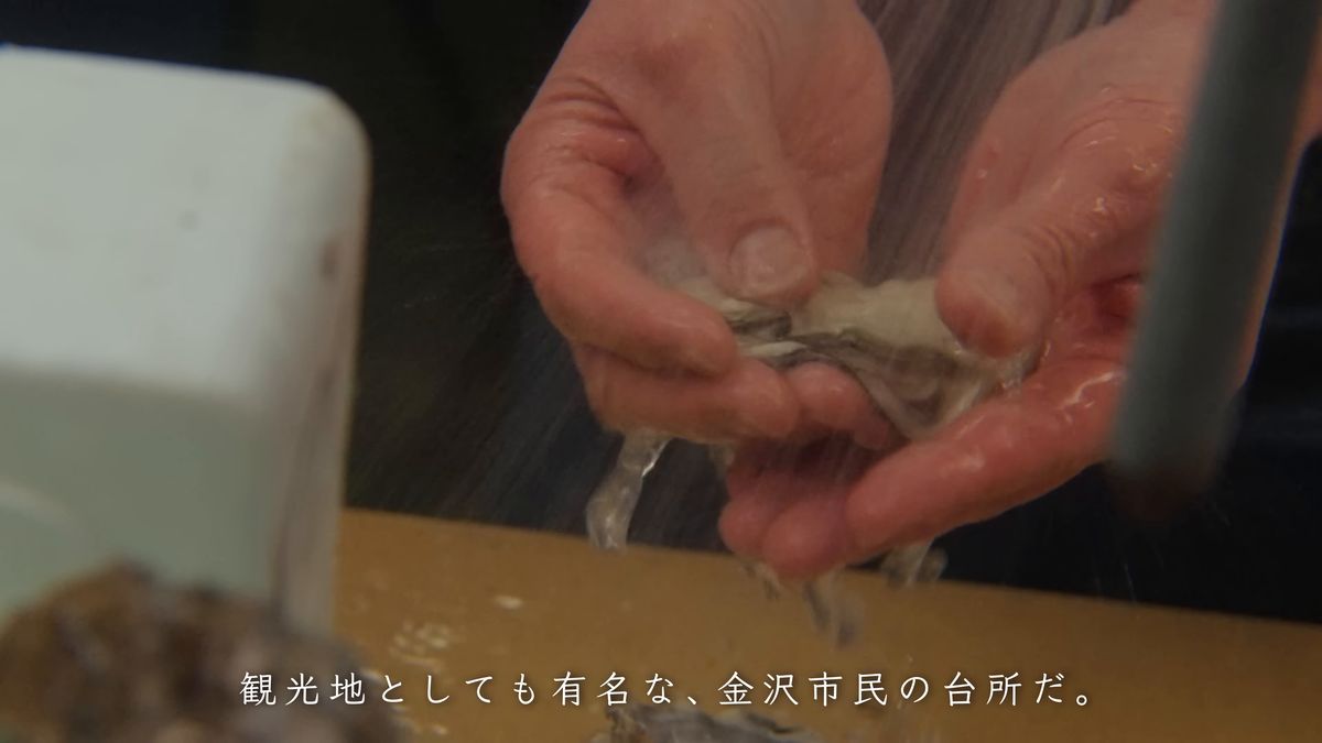開けた牡蠣を水で洗う