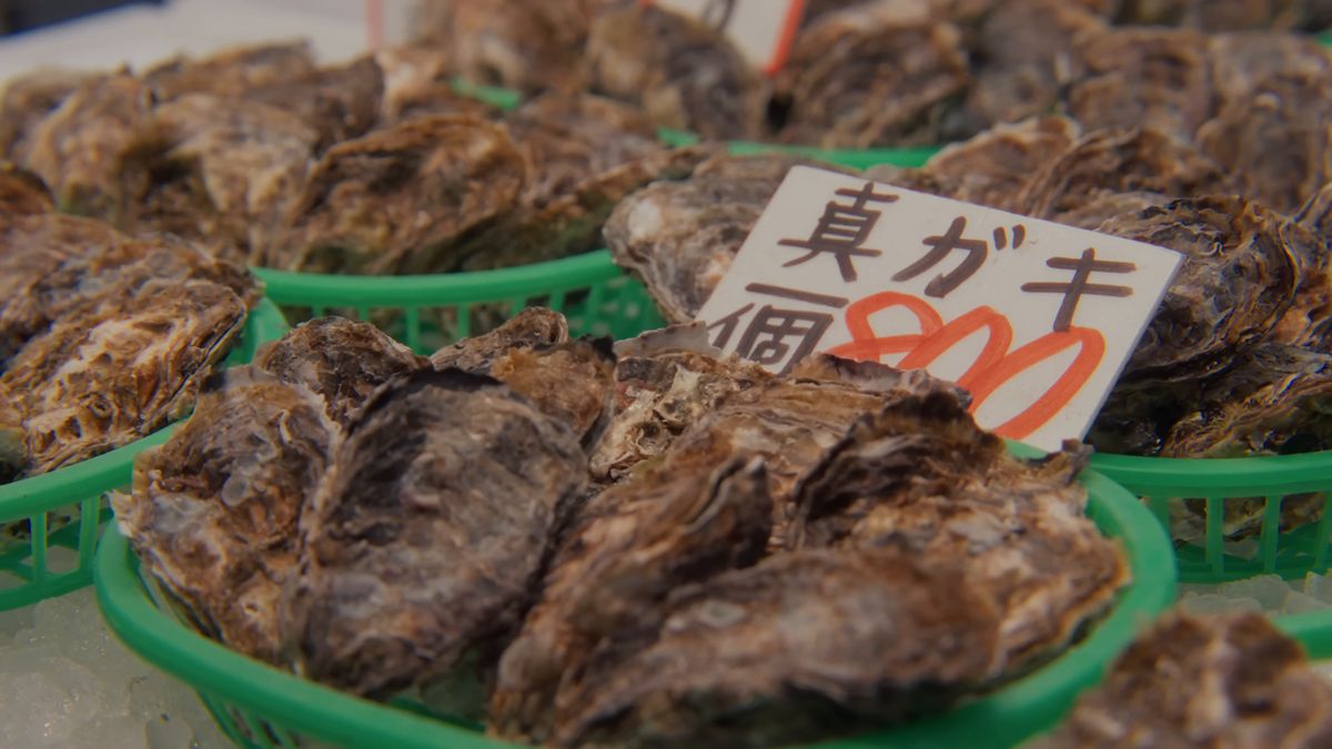 緑の籠に盛られた真牡蠣と値札