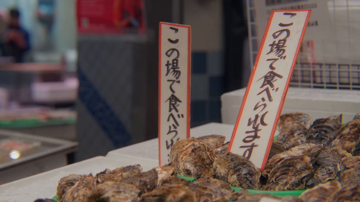 「この場で食べられます」の札と殻付きの牡蠣