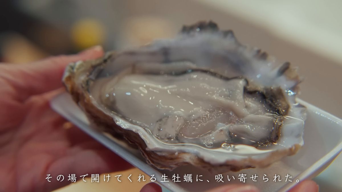 手のひらにのせた大ぶりの生牡蠣