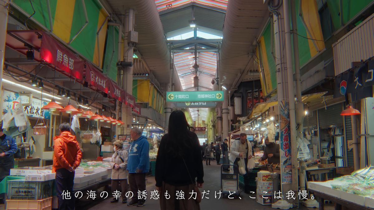 人でにぎわう鮮魚通り