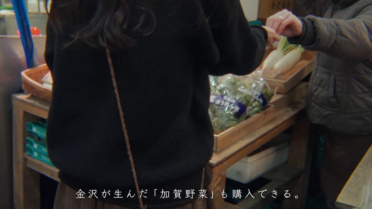 青果店で野菜を受け取る