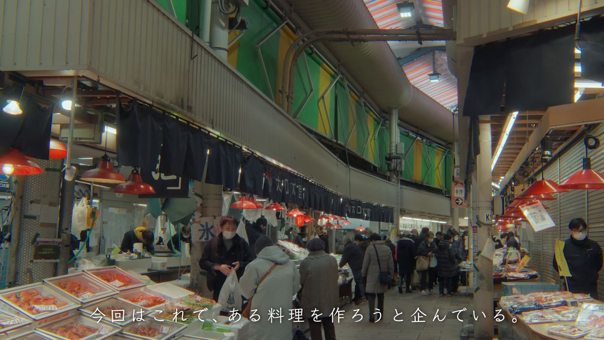 買い物客が行き交う市場の通路
